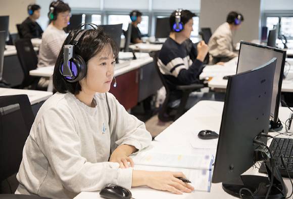 2025년 10월 삼성전자 인재개발원(경기도 용인)에서 삼성전자 감독관이 삼성직무적성검사(GSAT) 응시자를 대상으로 예비 소집을 진행하고 있다. [사진=삼성전자]