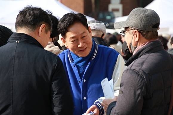 강병덕 예비후보가 하남시민들을 만나 이야기를 나누고 있다. [사진=강병덕 예비후보]