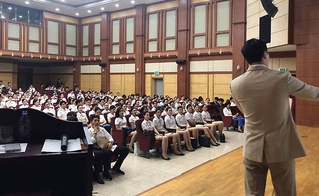 2018년 10월, 항공운항과 학생들을 대상으로 한 대학생 리쿠르팅 채용설명회에서 설명하는 모습.