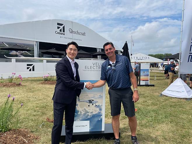 2023년 7월, 미국에서 전기비행기 도입 계약을 진행하면서 제조사인 텍스트론 담당자(오른쪽)와 함께.