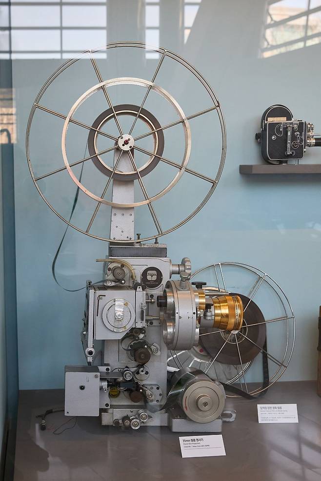 필름 편집기·재생기는 과거 기록 매체 중 핵심 장비였으나 디지털화·온라인 플랫폼이 발전하면서 그 기능이 보존·이용 중심으로 변화했다.