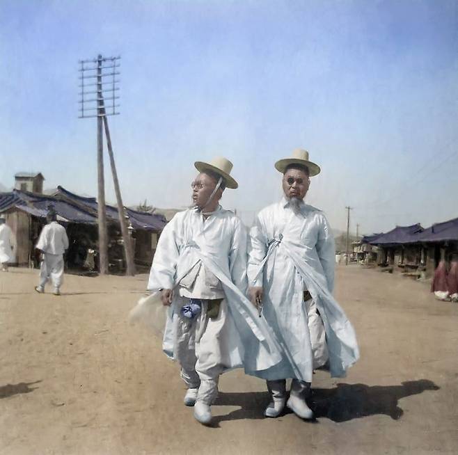 MZ세대에게 가장 많은 호응을 얻었다는 조선의 번화가를 활보하는 중년 신사 사진.