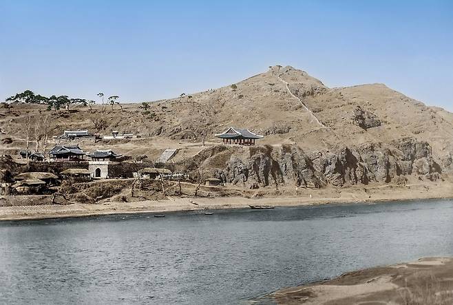 1906~7년쯤 평양 모란봉과 대동강 주변 절경을 컬러 사진으로 복원했다.