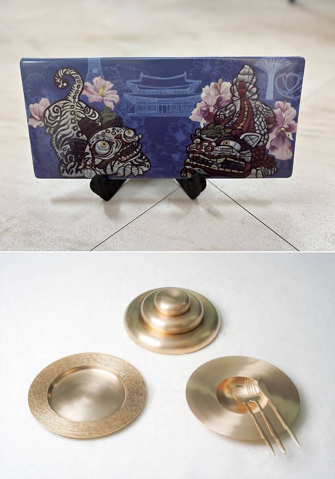 이재명 대통령이 2일 로런스 웡 싱가포르 총리 부부를 위해 준비한 선물. 웡 총리에게는 한국을 대표하는 호랑이와 싱가포르를 상징하는 사자를 담은 도자기 접시를, 루 즈 루이 여사에게는 한국 전통 유기 기법으로 제작한 서양 식기 세트를 선물했다. [사진 청와대]