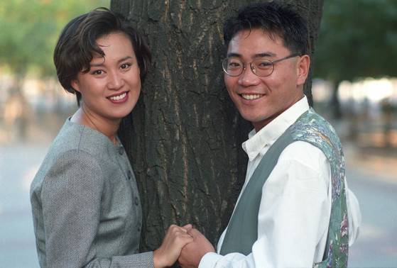 1993년 결혼 발표 당시의 박미선과 이봉원. 당시 이봉원의 콧대는 낮았다. 중앙포토.