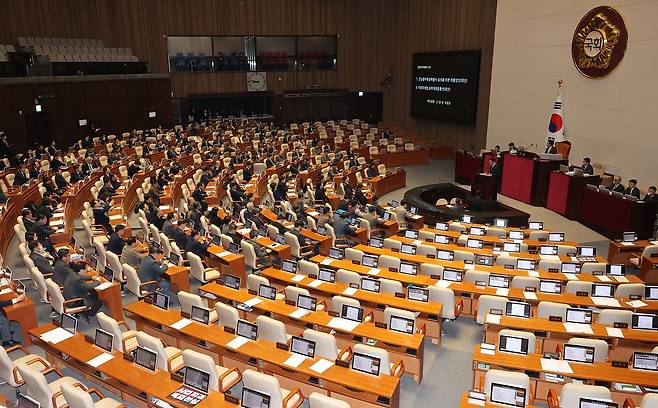 국회 신정훈 행정안전위원회 위원장이 지난 1일 국회에서 전남광주통합특별시 설치를 위한 특별법안과 지방자치법 일부개정법률안(대안)을 설명하고 있다. 연합뉴스