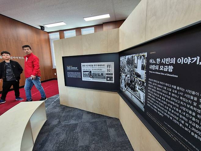 지난 1일 광주광역시 동구 옛 전남도청에서 시민들이 5·18민주화운동 관련 전시물을 관람하고 있다. 문화체육관광부 옛전남도청복원추진단은 복원한 옛 전남도청을 내달 5일까지 임시 개방한 뒤 5월 정식 개관할 방침이다. 황희규 기자