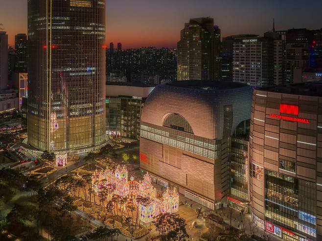 '2026 롯데 루미나리에'가 열리고 있는 롯데월드타워·몰 전경. 사진 롯데물산