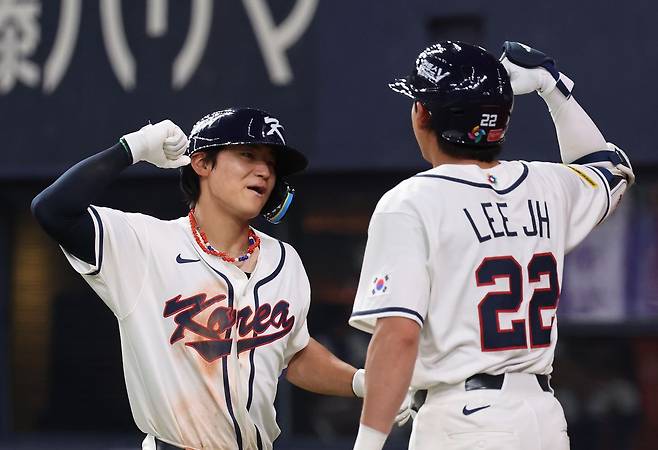 2일 한신과의 평가전에서 동점 홈런을 때려내고 이정후(오른쪽)와 함께 기뻐하는 김도영. 연합뉴스