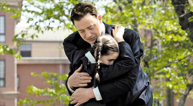 영화 ‘렌탈 패밀리’에서 역할 대행 서비스를 하는 배우 필립(브랜든 프레이저)이 아버지 역에 몰입한 채 아이를 꼭 끌어안고 있다. 월트디즈니 컴퍼니 코리아 제공