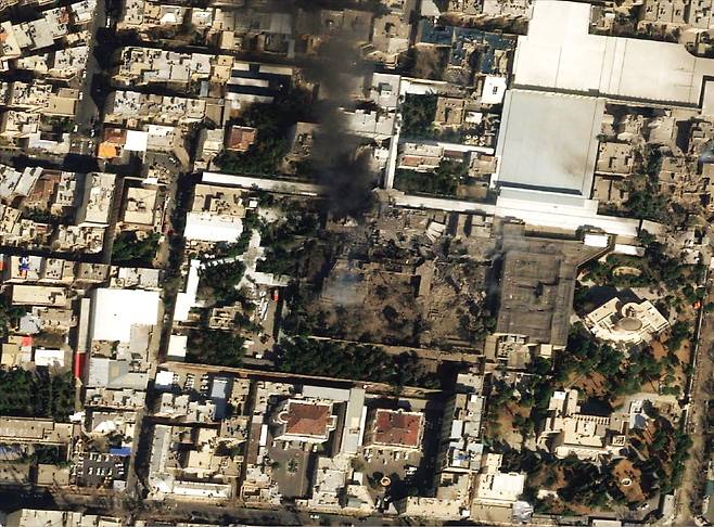 쑥대밭 된 하메네이 거처 미국과 이스라엘의 공습으로 지난달 28일 수도 테헤란에 있는 아야톨라 알리 하메네이 이란 최고지도자(작은 사진)의 거처에서 검은 연기가 치솟고 있다. 하메네이는 이번 공습으로 사망했다.  로이터연합뉴스﻿