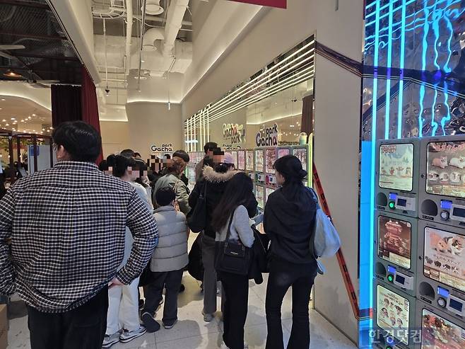 지난달 28일 서울 용산구에 있는 용산 아이파크몰에서 소비자들이 쇼핑하고 있다./사진=박수림 기자