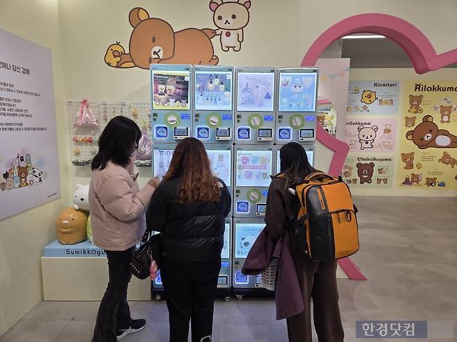 지난달 28일 서울 마포구 AK플라자 홍대점에서 소비자들이 가챠(캡슐토이) 기계를 이용하고 있다./사진=박수림 기자