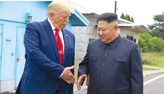 2019년 6월 30일 판문점에서 악수하는 트럼프와 김정은. 사진=한국경제신문