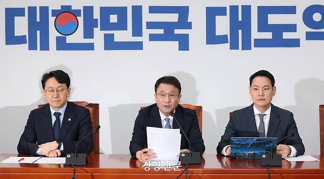 한병도 더불어민주당 원내대표(가운데)가 2일 국회에서 열린 기자간담회에서 발언하고 있다. 권도현 기자