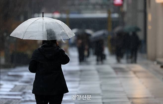 우산을 쓴 시민들이 서울 종로구 광화문광장을 거닐고 있다. 권도현 기자