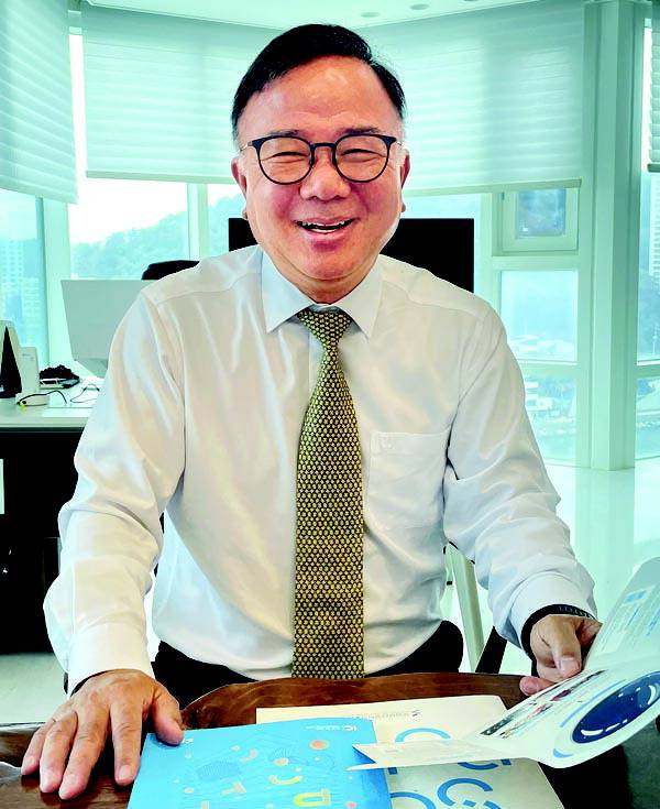 국립부산과학관 6대 후원회장으로 취임한 이인환 GB라이트 회장이 국제신문과 인터뷰에서 앞으로의 계획을 설명하고 있다. 이유진 기자