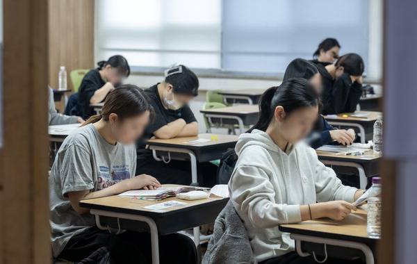 지난해 11월 부산의 한 고사장에서 수능 시험을 준비하고 있는 학생들의 모습. 국제신문DB
