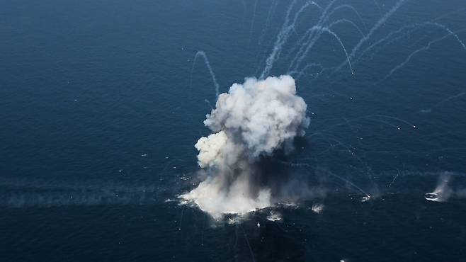 A handout photo made available by Iran's Islamic Revolutionary Guard Corps (IRGC)'s official website Sepahnews on Feb. 17, 2026,e shows IRGC conducting a military drill in the Strait of Hormuz, in the Persian gulf, southern Iran. The IRGC launched a large-scale exercise in the Strait of Hormuz, state media reported. The drills follow an increased US military presence in the Middle East amid heightened regional tensions. [EPA/YONHAP]