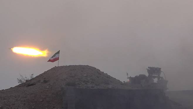 A handout photo made available by Iran's Islamic Revolutionary Guard Corps' official website Sepahnews on Feb. 16 shows IRGC members participating in a military drill in the Persian Gulf, southern Iran. [EPA/YONHAP]