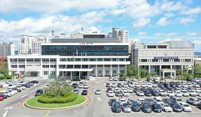 구미시가 다자녀 가정의 이사비와 농수산물 구입비를 지원하며 저출생 극복에 나섰다. 구미시청 제공