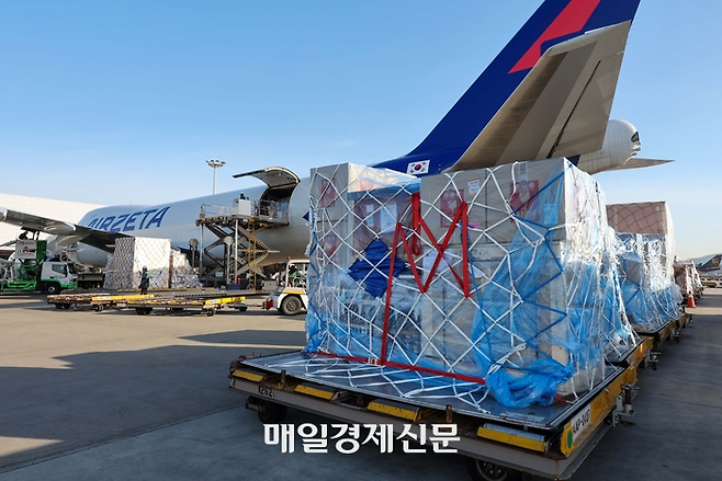 26일 인천광역시 중구 인천항공화물터미널에서 에어제타 화물기에 화물이 선적되고 있다. [한주형기자]