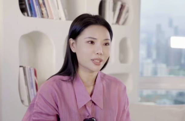 아들을 딸보다 중시하는 가정에서 자란 중국 중부 출신의 한 여성이 전자상거래 패션 제국을 건설해 주목을 받았다. [사진출처 = SCMP]