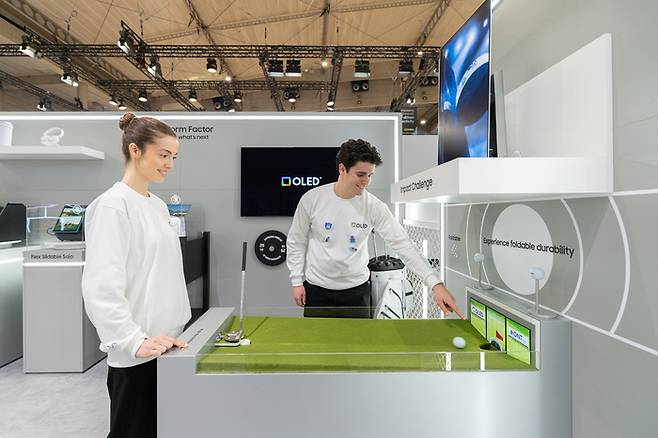 삼성디스플레이 MWC26  골프 퍼팅 폴더블 내구성 테스트. [사진제공 = 삼성디스플레이]