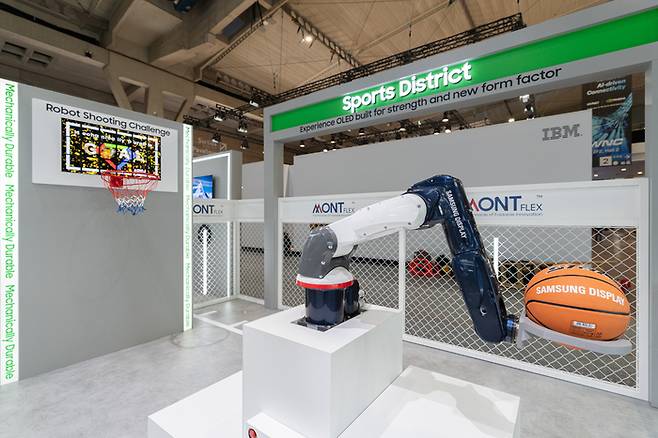 삼성디스플레이 MWC26 농구 슈팅 폴더블 내구성 테스트. [사진제공 = 삼성디스플레이]