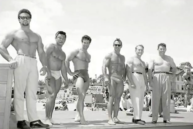 1940년대 후반, 미국 캘리포니아주 산타모니카의 ‘오리지널 머슬 비치(Muscle Beach)’에서 초기 프로 보디빌더들의 모습.