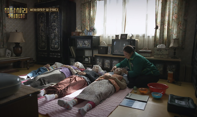 아모레레이디(아모레아가씨)가 화장품을 판매하며 피부 관리를 해주는 모습. [tvN 응답하라 1988 캡처]