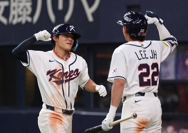 2일 일본 오사카 교세라돔에서 열린 월드베이스볼클래식(WBC) 평가전 한국 대표팀과 일본 프로야구 한신 타이거스와의 경기. 5회초 1사 한국 김도영이 솔로홈런을 친 뒤 이정후와 기쁨을 나누고 있다. 사진=연합뉴스