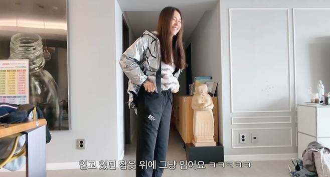 배우 한채아가 ‘제니 어깨’ 만들기에 도전했지만, 현실적인 운동 준비 과정으로 웃음을 안겼다. / 사진 = 한채아 유튜브
