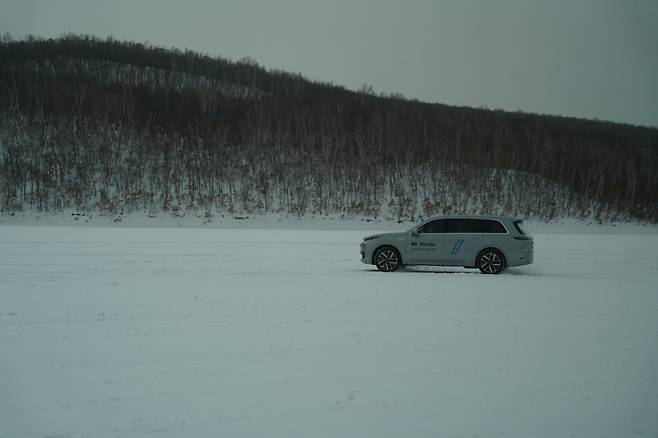 테스트 차량이 HL만도 헤이허 트랙의 눈길 위를 질주하고 있다/사진제공=HL만도