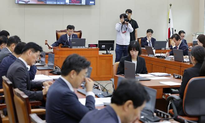 안호영 국회 환경노동위원회 위원장이 19일 오전 서울 여의도 국회에서 열린 환노위 전체회의에서 의사봉을 두드리고 있다./사진-뉴스1