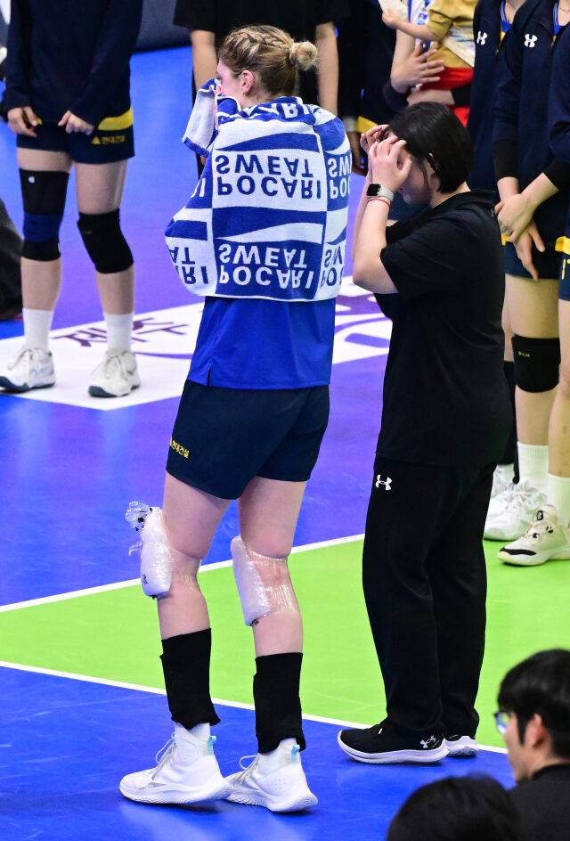 승리 뒤 무릎 통증을 호소하며 눈물 흘린 카리 / 한국배구연맹(KOVO)