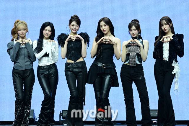 2026년 2월 23일 오후 서울 광장동 예스24 라이브홀에서 진행된 아이브 정규 2집 'REVIVE+(리바이브 플러스)' 쇼케이스 무대에서 멤버들이 포즈를 취하고 있다.