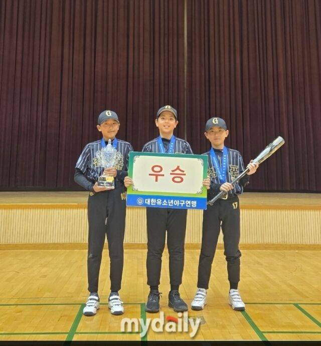 꿈나무리그 청룡 우승을 차지한 김포시 유소년야구단 선수들. /김포시 유소년야구단 제공