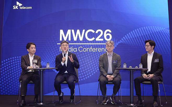 지난 1일(현지 시간) 스페인 바르셀로나 모처에서 열린 간담회에서 정재헌 SK텔레콤 CEO 등이 발언하고 있다. 한명진(왼쪽부터) SKT MNO CIC장, 정재헌 SKT CEO, 정석근 AI CIC장, 유경상 AI CIC장. [SK텔레콤 제공]