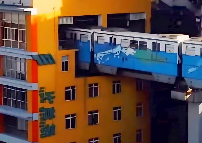 건물 속을 관통하는 충칭 기차