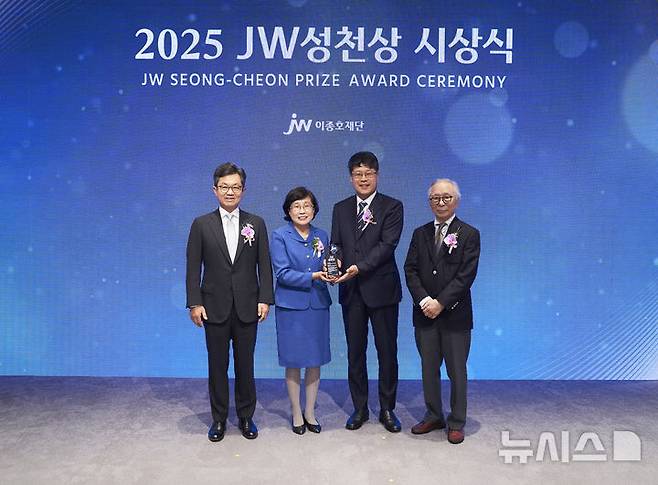 [서울=뉴시스] (왼쪽부터) 이경하 JW이종호재단 이사장(JW 회장), 2025 JW성천상 수상자 전진경 아프리카미래재단 짐바브웨지부 메디컬디렉터와 강동원 지부장, 이성낙 JW성천상위원회 위원장(가천대 명예총장)이 기념촬영을 하고 있다. (사진=JW중외제약 제공) 2026.03.02. photo@newsis.com