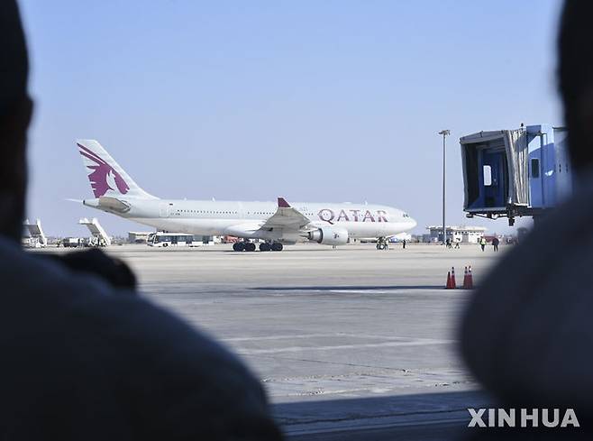 [다마스쿠스(시리아)= 신화/ 뉴시스]  시리아의 다마스쿠스 부근에서 미-이스라엘군과 이란군의 공습으로 미사일파편이 떨어져 부상자가 4명 발생하자 시리아 당국이 3월 2일 공항 이착륙을 모두 금지했다.  사진은 2025년 1월7일 카타르항공사 여객기가 공항에 착륙해 있는 광경. 2026. 03. 02.