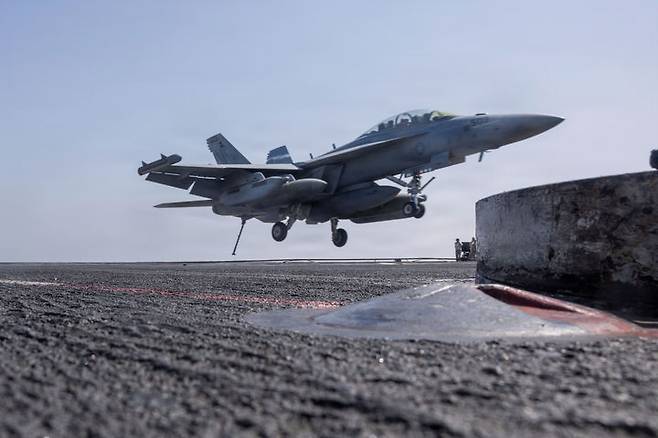 [에이브러햄링컨함=AP/뉴시스]미군 중부사령부가 제공한 사진으로 지난달 28일(현지 시간) 이란 공격을 지원했던 에이브러햄 링컨 항공모함에 전투기가 상륙하고 있다. 2026.03.02.