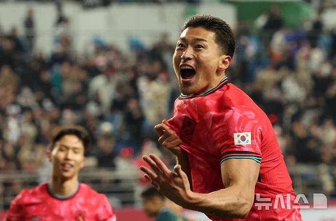 [대전=뉴시스] 강종민 기자 = 14일 오후 대전 유성구 대전월드컵경기장에서 열린 축구 국가대표팀 평가전 대한민국과 볼리비아의 경기에서 추가골을 넣은 조규성이 포효하고 있다. 2025.11.14. ppkjm@newsis.com