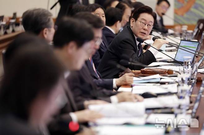 [서울=뉴시스] 최동준 기자 = 이재명 대통령이 24일 청와대에서 열린 국무회의에서 발언하고 있다. 2026.02.24. photocdj@newsis.com