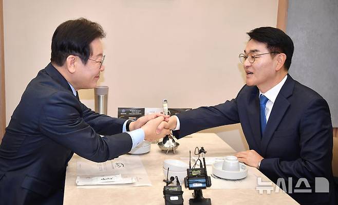 [서울=뉴시스] 국회사진기자단 = 이재명 더불어민주당 대표와 박용진 전 의원이 21일 서울 여의도의 한 식당에서 만나 대화를 하고 있다. 2025.02.21. photo@newsis.com