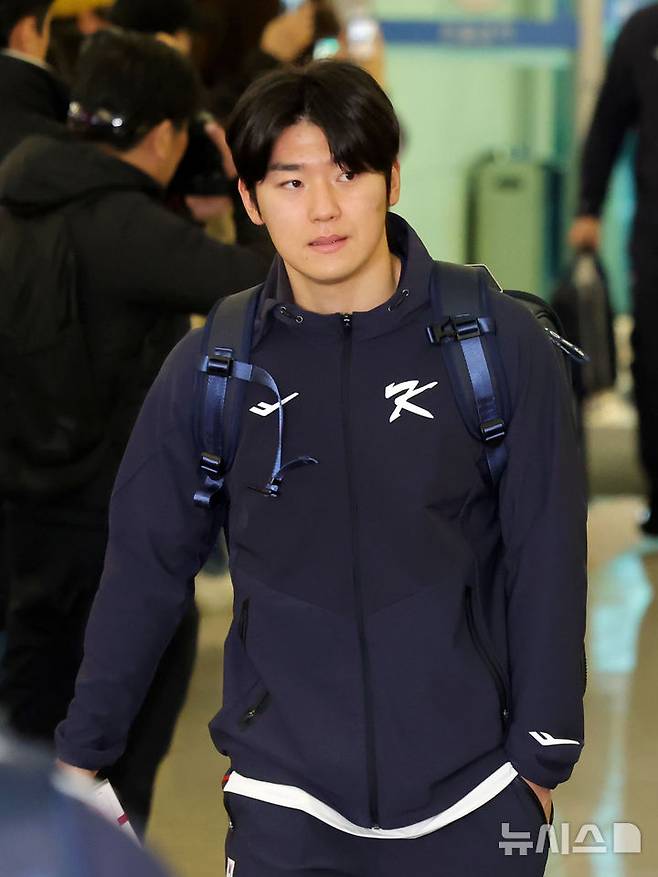 [인천공항=뉴시스] 홍효식 기자 = 대한민국 야구국가대표팀 김도영이 9일 미국령 사이판에서 열리는 2026 월드베이스볼클래식(WBC) 1차 캠프 전지훈련에 참가하기 위해 인천국제공항 제1터미널에 도착하고 있다. 2026.01.09. yesphoto@newsis.com