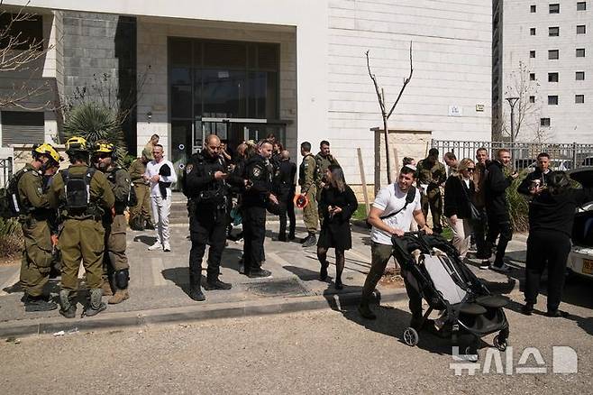 [하이파=AP/뉴시스] 정병혁 기자 = 미국이 이란에 대해 군사공격을 강행한 가운데 28일 이스라엘 북부 하이파 인근 티라트 하카르멜에서 주민들이 발사체를 맞은 건물에서 대피하고 있다. 2026.02.28.