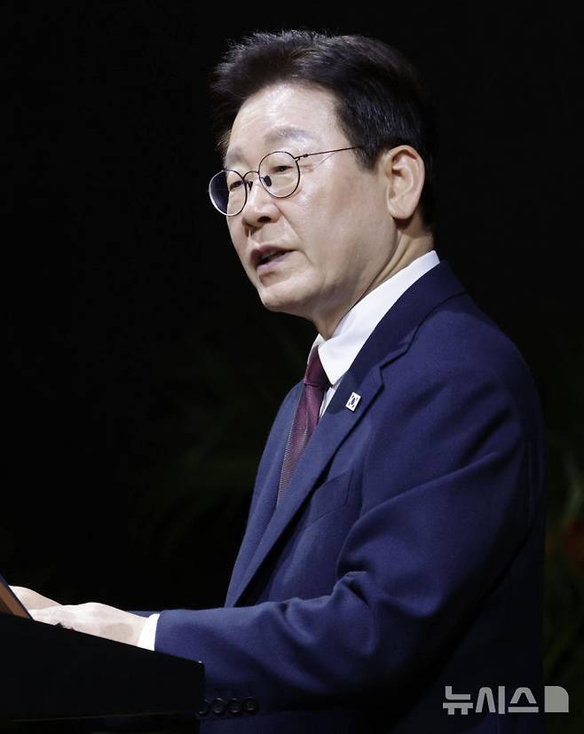 [싱가포르=뉴시스] 최동준 기자 = 싱가포르를 국빈 방문 중인 이재명 대통령이 2일(현지 시간) 한 호텔에서 열린 타르만 샨무가라트남 대통령과 국빈만찬에서 답사를 하고 있다. 2026.03.02. photocdj@newsis.com