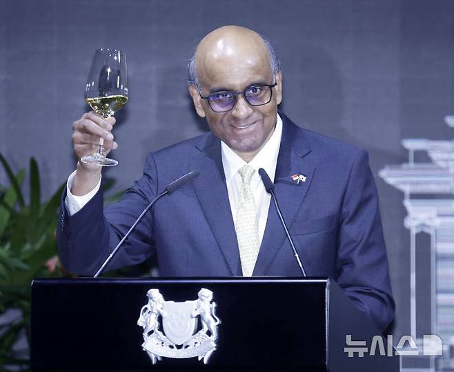 [싱가포르=뉴시스] 최동준 기자 = 타르만 샨무가라트남 싱가포르 대통령이 2일(현지 시간) 한 호텔에서 열린 국빈만찬에서 이재명 대통령과 건배 제의를 하고 있다. 2026.03.02. photocdj@newsis.com